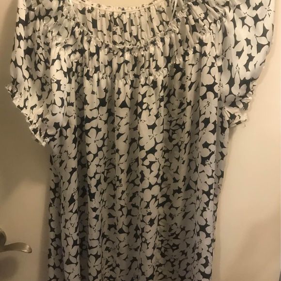 Black and White Silky Lightweight Top Plus Size - Picture 4 of 4